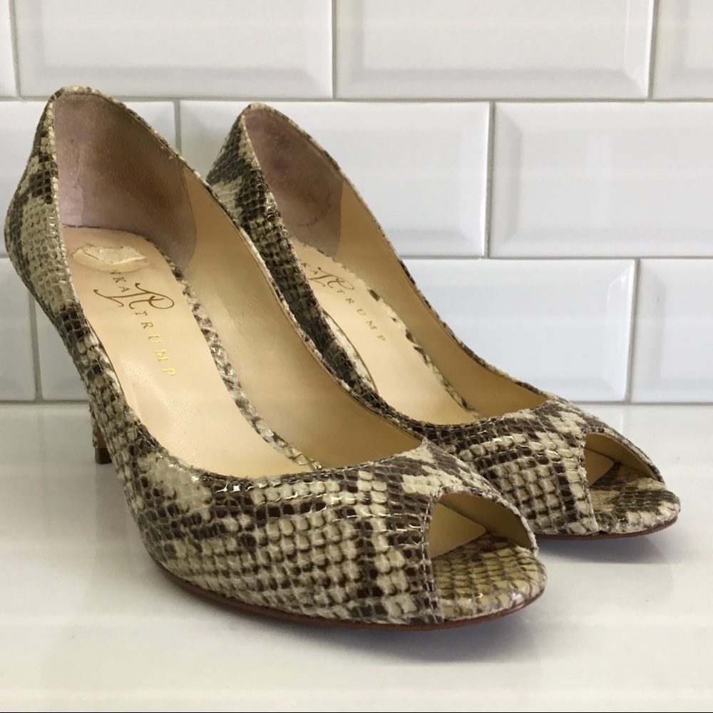 Gorgeous snake skin peep toe pumps!